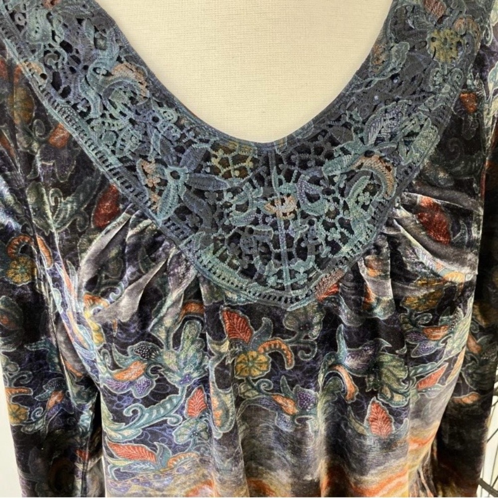 3/$18 Unity World Wear Multicolor floral flowers V-Neck Blouse